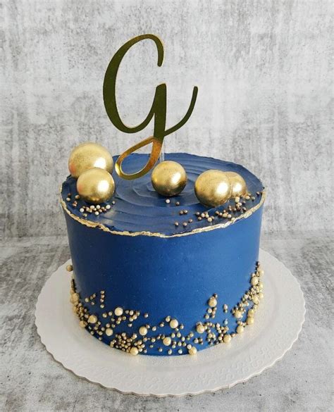 Bolo azul com dourado: 30 fotos que comprovam a combinação.